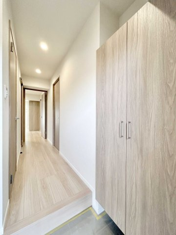 尾久橋スカイハイツの玄関|ご家族のお帰りを暖かく迎えてくれる広々とした玄関スペース♪収納充実で玄関周りもスッキリお使いいただけます(^^)