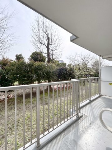 尾久橋スカイハイツのバルコニー|たっぷりの陽光と心地よい風が舞い込む住まい♪目の前に高い建物がなく、美しい緑と青い空を臨むことが出来ます！