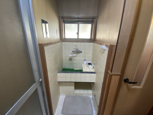 今町橋そば一戸建ての洗面所|昔ながらのタイル貼りの洗面です