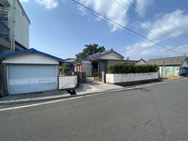 今町橋そば一戸建ての外観|車1台分の車庫付きです