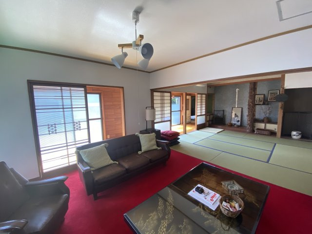 今町橋そば一戸建ての居間・リビング|リビングは改装されています