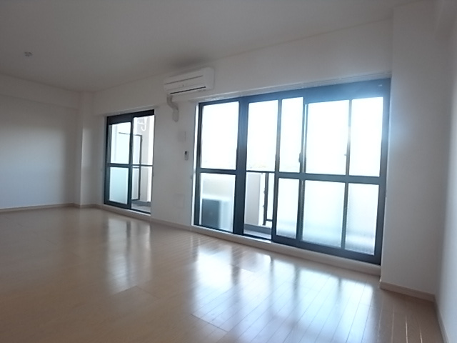 神戸市須磨区妙法寺字大津江の賃貸マンションの居間・リビング|リビング