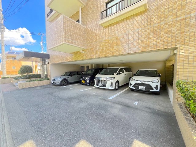 下大利パークマンションの駐車場