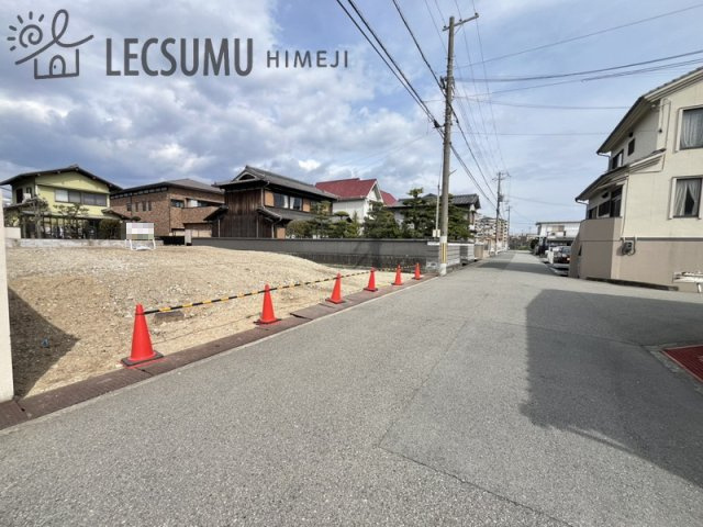 姫路市飾磨区構1丁目/売土地の前面道路含む現地写真