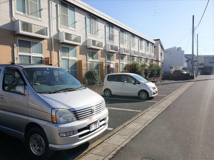 レオパレスグリーン青毛の駐車場