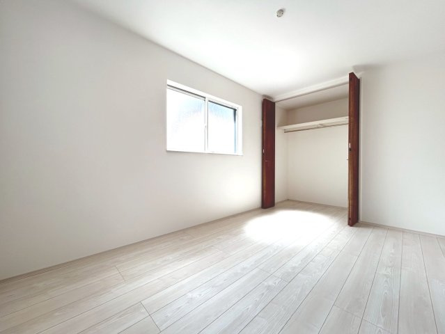 ファーストタウン　一宮市貴船町4丁目第1　全2区画分譲の洋室|木目の美しさを際立たせるシンプルデザインの建具、室内に落ち着きと安らぎを与えてくれます。