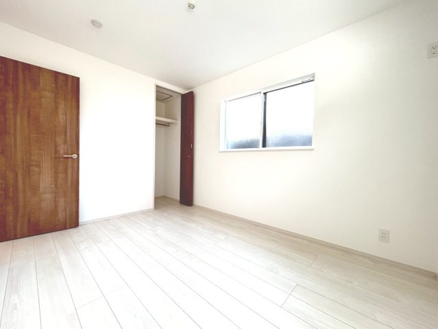 ファーストタウン　一宮市貴船町4丁目第1　全2区画分譲の洋室|木目の美しさを際立たせるシンプルデザインの建具、室内に落ち着きと安らぎを与えてくれます。