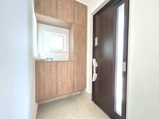 ファーストタウン　一宮市貴船町4丁目第1　全2区画分譲の玄関|大容量のシューズ収納付きで玄関周りもすっきり！玄関ドアからの光が玄関ホールを明るくしてくれます。