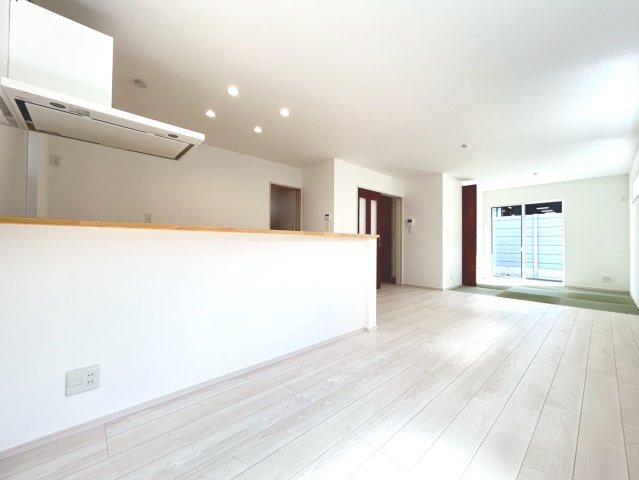 ファーストタウン　一宮市貴船町4丁目第1　全2区画分譲の居間・リビング|フローリング材は床材に受ける様々な傷や、温度・湿度変化によるクラックの発生を大幅に抑える特殊加工。