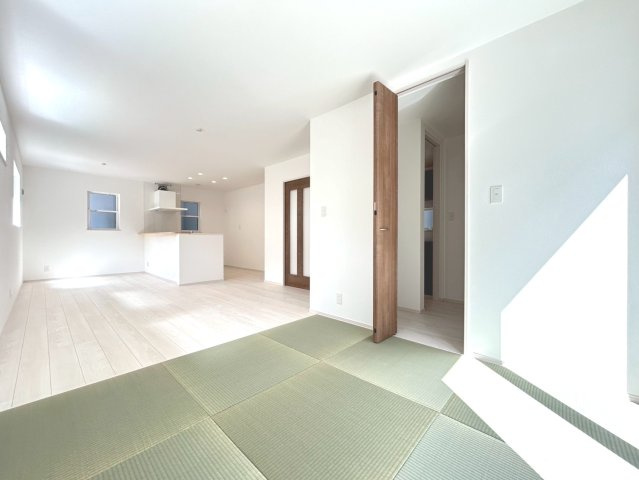 ファーストタウン　一宮市貴船町4丁目第1　全2区画分譲の居間・リビング|フローリング材は床材に受ける様々な傷や、温度・湿度変化によるクラックの発生を大幅に抑える特殊加工。