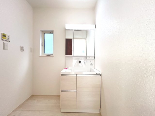 【商談中】ファーストタウン　一宮市第1貴船町　全2区画分譲の独立洗面台|ミラー扉の内側がすべて収納スペースになっています。リフトアップシャワーを採用し両手が自由に使えます。