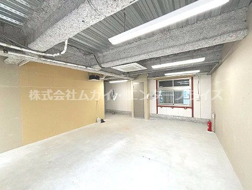 ユイットナニボウの内装|明るい室内です