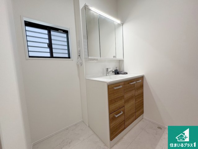 大津市中庄　未入居の独立洗面台|清潔感のある洗面台です。フラットな鏡は掃除がしやすく毎日清潔！鏡裏には収納があるのでスッキリとした洗面台が保てます。