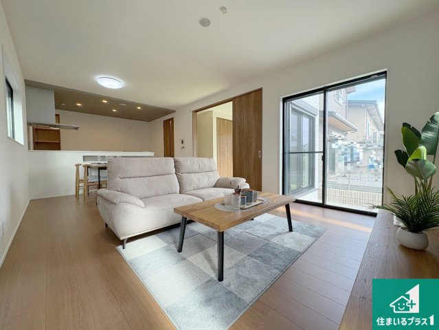 大津市中庄　未入居の居間・リビング|日当たり良好の明るいリビングで朝の目覚めもスッキリできそう！対面キッチンでご家族のコミュニケーションも自然と増える設計！小さなお子様が遊ぶスペースを作っても広々とくつろげるLDK！