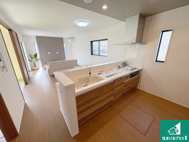 大津市中庄　未入居のキッチン|リビングと統一感があり、使い勝手のいいキッチン。広々としているので、二人並んで作業が出来ちゃいます。お子様と一緒に色々なお料理に挑戦できるスペースがあります。