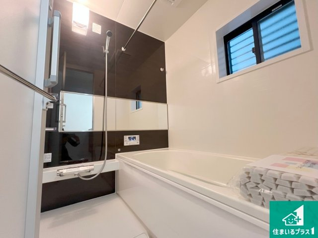 大津市中庄　未入居の浴室|足をゆったり伸ばして寛げる浴槽です。窓が設けられていますので差し込む光が明るく穏やかな雰囲気にしてくれます♪浴室乾燥機も設置しているので、雨の日の洗濯物も安心です♪