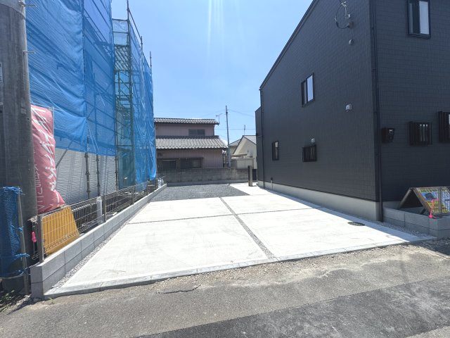 新築　高崎市並榎町　1号棟の駐車場|現地写真　駐車スペースは建物北側に並列2台分可能です！