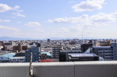 【展望】 | ラフィーネ北巽 | 最上階・南西角部屋！
日当たり・通風良好♪開放的な景色をお楽しみいただけます。