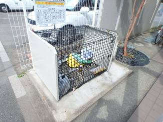 【その他共用部分】 | 敷地内ゴミ置き場。