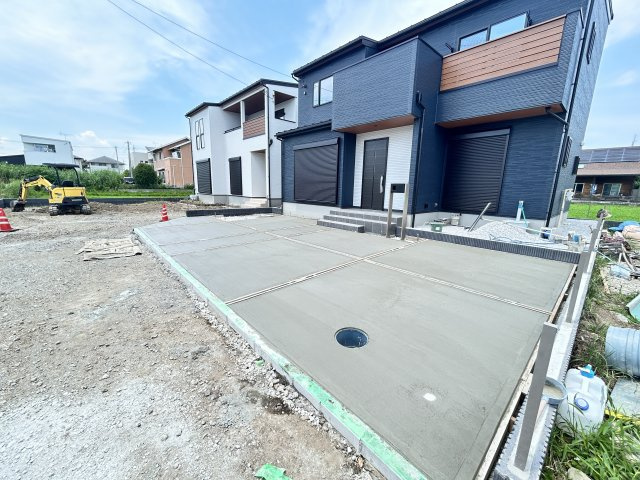 新築　高崎市上佐野町4期　2号棟の駐車場|現地写真　駐車スペースは建物南側に並列3台分可能です！