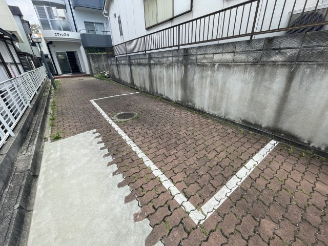 エヴァンスⅡの駐車場