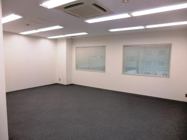 山七東岡崎ビルの居間・リビング