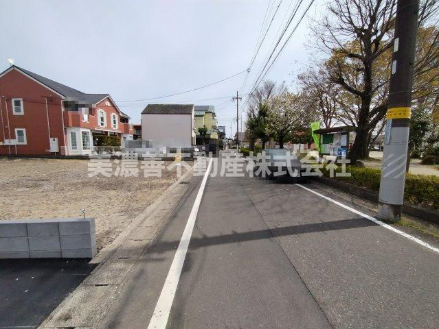 ６５１２７　岐阜市近島４丁目土地の前面道路含む現地写真