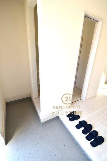 リーブルガーデン  笠間市笠間　第10　1の玄関|ミニトランクとして使えるスペースも確保。お子様の遊び道具、スポーツ用品なども置ける便利な玄関収納です。