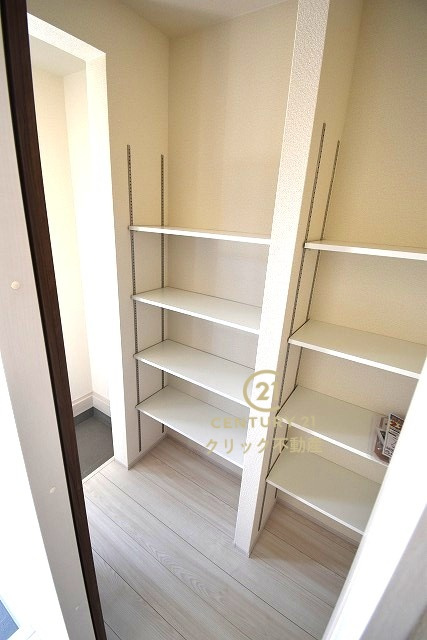 リーブルガーデン  笠間市笠間　第10　1の玄関|SIC配備。オープンタイプの可動棚は置きたい物に合わせて自由な使い方ができます。靴の他、雨具、虫除けスプレーや日焼け止めクリーム、防災用品等を置くのもいいですね。