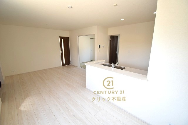 リーブルガーデン  笠間市笠間　第10　1の居間・リビング|カーテンやラグの色、質感、選ぶ家具などでお部屋の雰囲気が変わります。お好みのインテリアを楽しみましょう♪白を基調とした内装ですので、あらゆるスタイルが馴染みます。