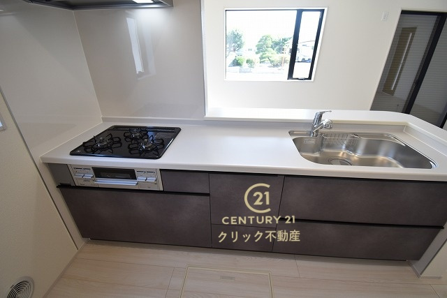 リーブルガーデン  笠間市笠間　第10　1のキッチン|美しいシステムキッチンです。ワイドなカウンターと高い収納力で、家族で一緒に料理をするにも十分な広さ。お手入れしやすいので清潔を保つことができます。