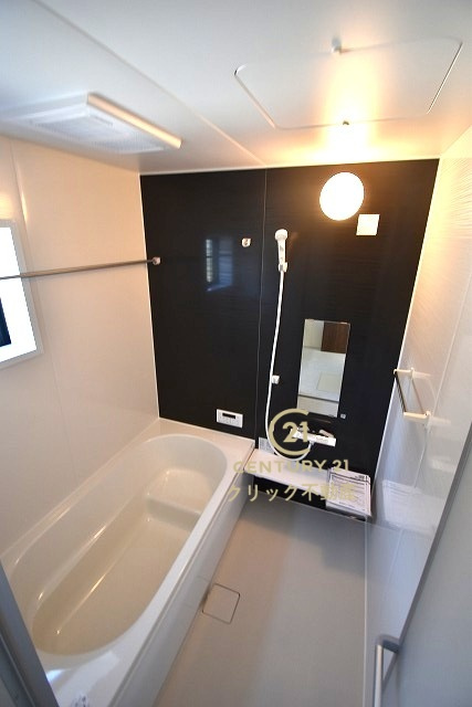 リーブルガーデン  笠間市笠間　第10　1の浴室|浴槽への出入りが安全な低床タイプのユニットバスです。洗い場は滑りにくい速乾床ですので、お子様やご高齢の方にも安心です。自動お湯張りに追焚機能付きのオートバスです。