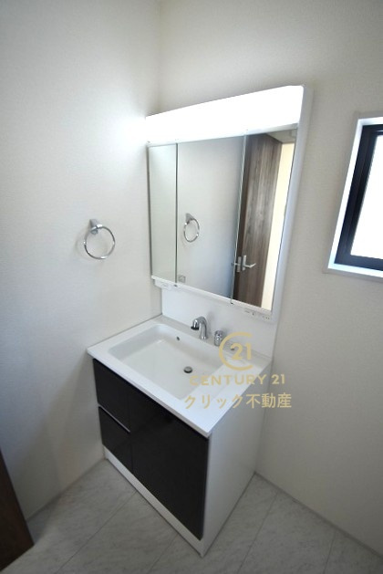 リーブルガーデン  笠間市笠間　第10　1の独立洗面台|シャンプードレッサー付き洗面台は、広めで使いやすい、お手入れが楽なデザイン。窓があるので採光、通風良好です！