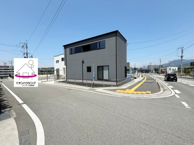 東南の角地に位置していますので、日当たりは抜群です。