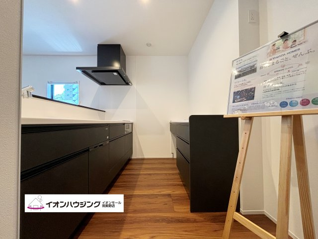 キッチン：同じ空間、同じ時間に家族で共有できるから、ダイニングキッチンが家族団らんの場所になります。居心地良く、お料理しながら家族との会話も弾みそうです♪