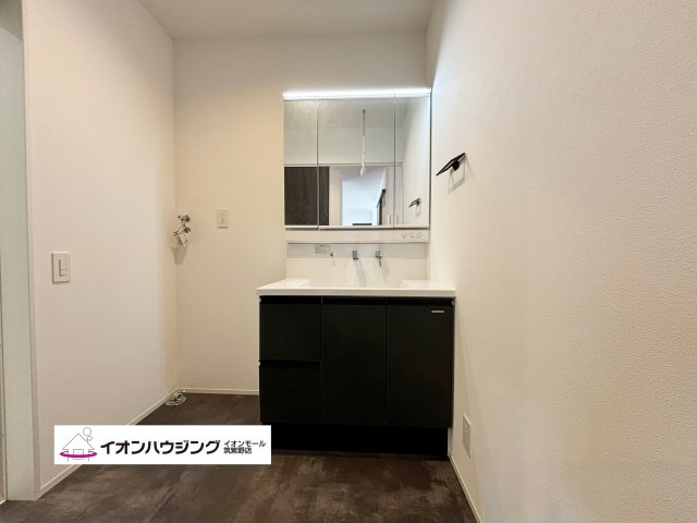 洗面台はシャワーヘッド・三面鏡付きの機能性の高いものを採用！
お手入れも簡単な優れものです。