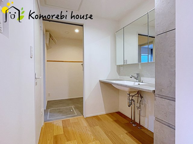 上尾市井戸木　新築一戸建て　の玄関|収納もある玄関です