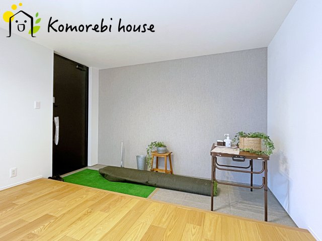 上尾市井戸木　新築一戸建て　の玄関|明るい玄関です