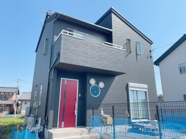 太田市出塚町　築浅物件の外観|モニター付きインターホン付きの玄関！玄関ドアもおしゃれ♪