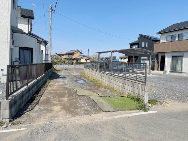 太田市出塚町　築浅物件の前面道路含む現地写真|旗竿地なのでプライベート空間を確保！