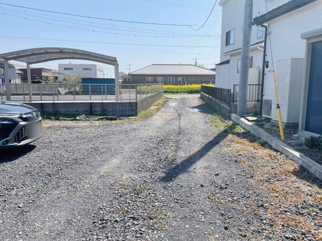 太田市出塚町　築浅物件の駐車場|未舗装なので反射熱などを軽減！
