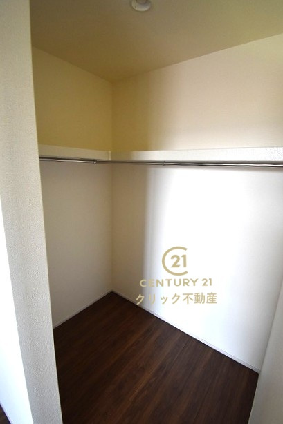 リーブルガーデン  笠間市笠間　第10　2の収納|人気のウォークインクローゼット配備。服だけでなく、帽子やバッグなどもまとめて管理することができます。おしゃれが楽しくなりますね♪