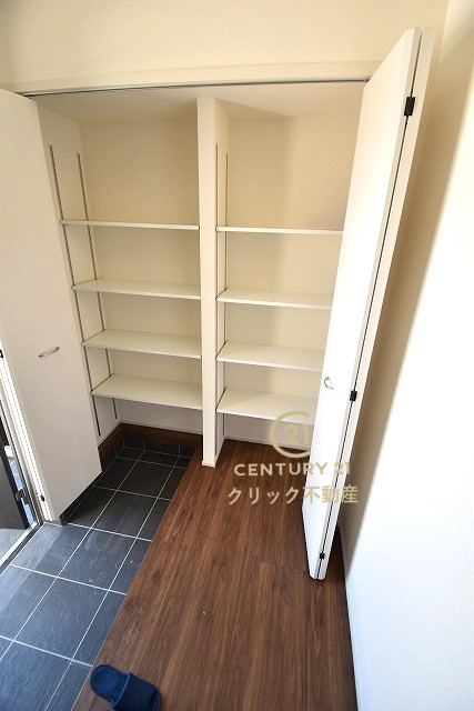 リーブルガーデン  笠間市笠間　第10　2の玄関|たっぷり入る玄関収納です！扉の中は可動棚ですので、用途に合わせて高さを自由に変えることができます。