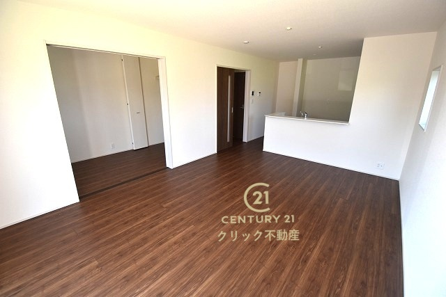 リーブルガーデン  笠間市笠間　第10　2の居間・リビング|おしゃれな家具やカーテンもより映える明るいリビングです。ソファーを置いてもまだまだ余裕の広さ♪ お好みのインテリアで至福の時間をお楽しみください！