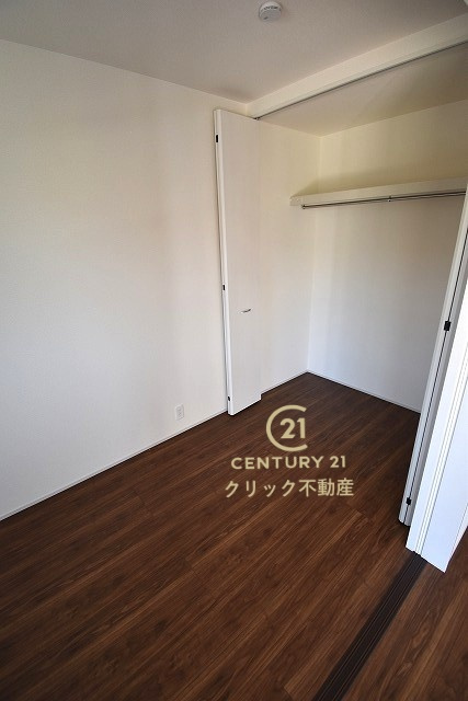 リーブルガーデン  笠間市笠間　第10　2の洋室|1階洋室です。リビングとの間の引き戸を閉めて在宅ワークに、開放してキッズスペースに、など自由に空間を分けて使えます。収納も配備されております。