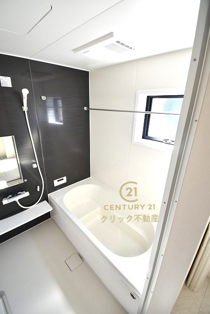 リーブルガーデン  笠間市笠間　第10　2の浴室|浴槽への出入りが安全な低床タイプのユニットバスです。洗い場は滑りにくい速乾床ですので、お子様やご高齢の方にも安心です。自動お湯張りに追焚機能付きのオートバスです。