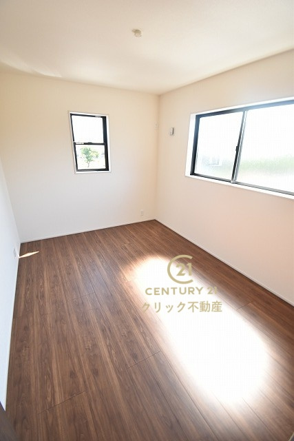 リーブルガーデン  笠間市笠間　第10　2の洋室|フローリングなので重い家具も置けます。カーテンと家具を揃えるなどして、お好みのインテリアを楽しむことができます。収納スペースは全室に配備しております。