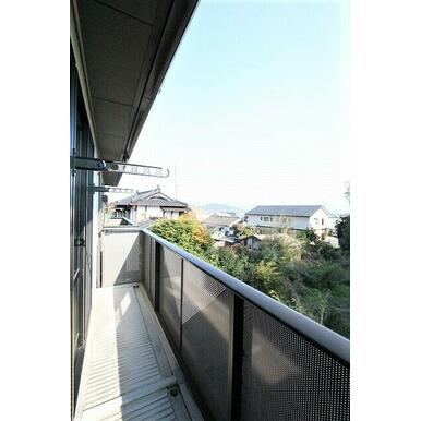 熊本市東区長嶺東５丁目のアパートのバルコニー