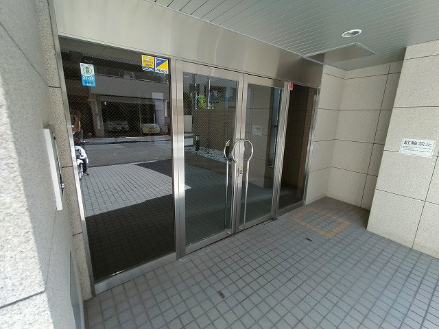 神戸市兵庫区新開地４丁目の賃貸マンションのエントランス