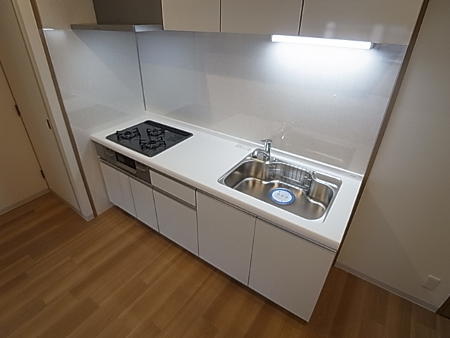 神戸市兵庫区新開地４丁目の賃貸マンションのキッチン|システムキッチン（ガス３口）